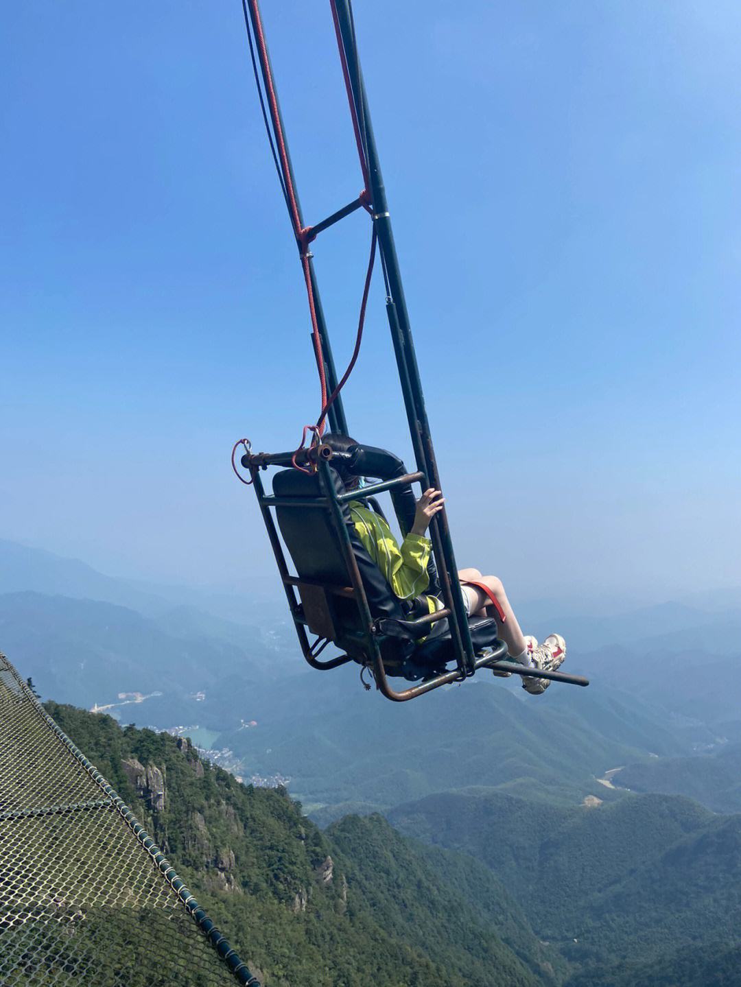 包含云端悬空秋千，悬挂在天空的运动奇观的词条