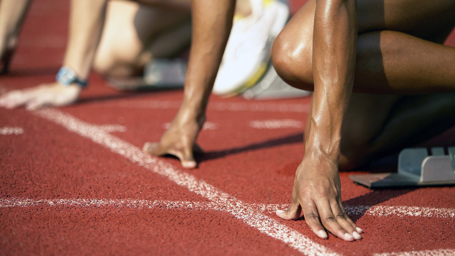 米兰app体育下载-车手激烈碰撞，赛后救援引发关注，赛车手摔倒