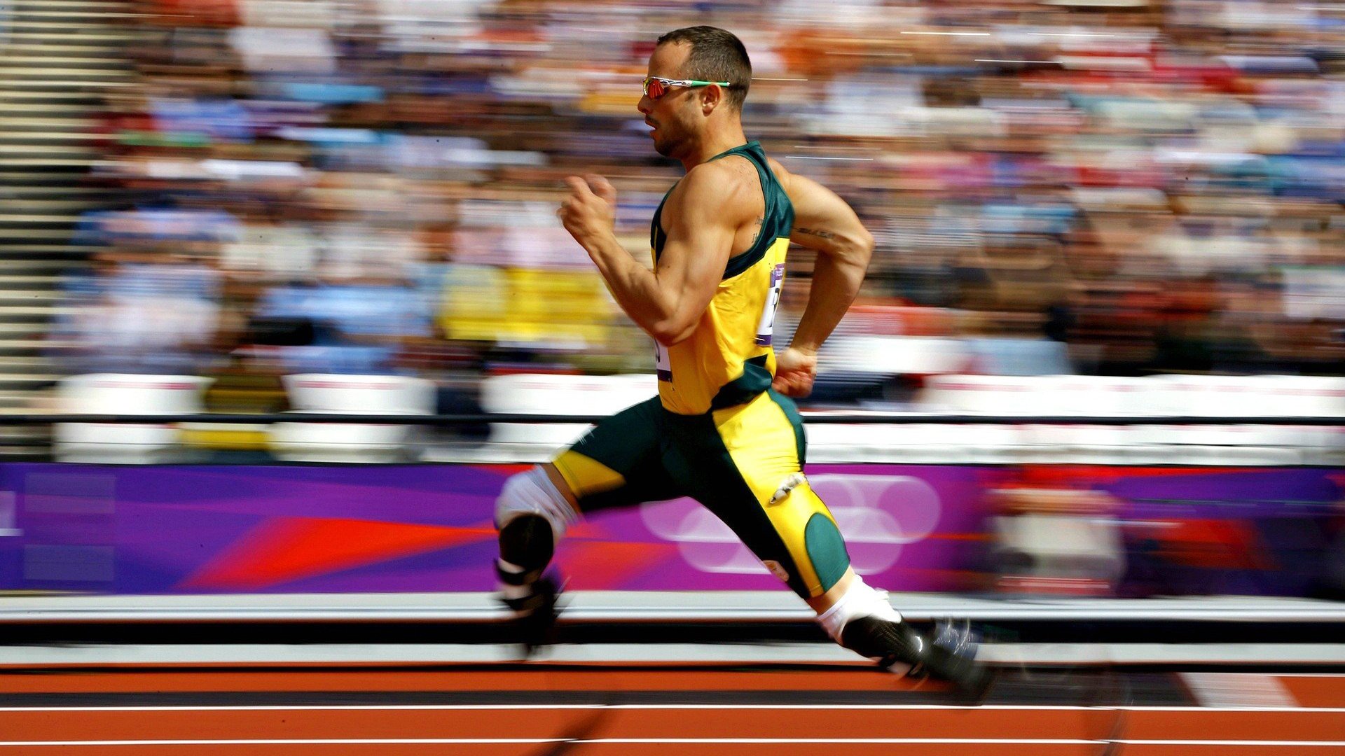 阿根廷青少年骑手理查德·基尔克高德在国际马术比赛中获得银牌，展现潜力。